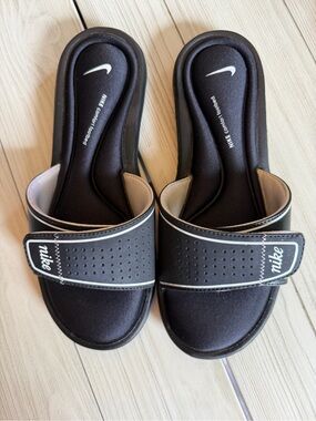 Nike Comfort Slide Sandals 360883-011 Women's Black White Size 9 - Like New!